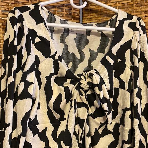 🙂5/$10 Ava & Viv Black Abstract Sweetheart Neck Tie Front Blouse 3X - Picture 3 of 8